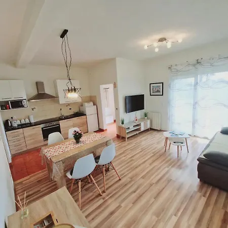 In Rijeka, Free Parking And Large Terrace, 15min Drive From The Apartment *