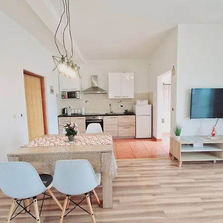In Rijeka, Free Parking And Large Terrace, 15min Drive From The شقة غييكا
