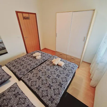 In Rijeka, Free Parking And Large Terrace, 15min Drive From The * غييكا